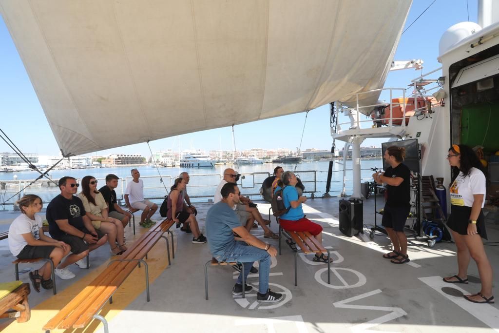 El Rainbow Warrior, buque de Greenpeace, abre sus puertas en València