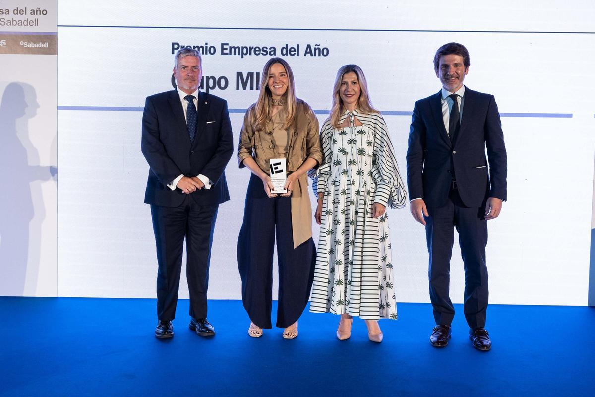 Marta Royo, de Desarrollo Corporativo del Grupo MLN, recoge el premio en compañía de Sergi Guillot, director general de Prensa Ibérica; Mar Vaquero, vicepresidenta segunda de Aragón; e Iñaki Navarro, director general adjunto del Banco Sabadell.