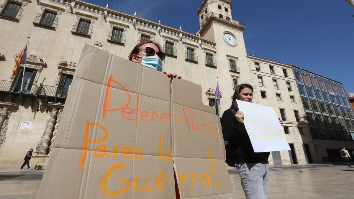 Protestas frente al Ayuntamiento de Alicante contra la invasión de Rusia a Ucrania.