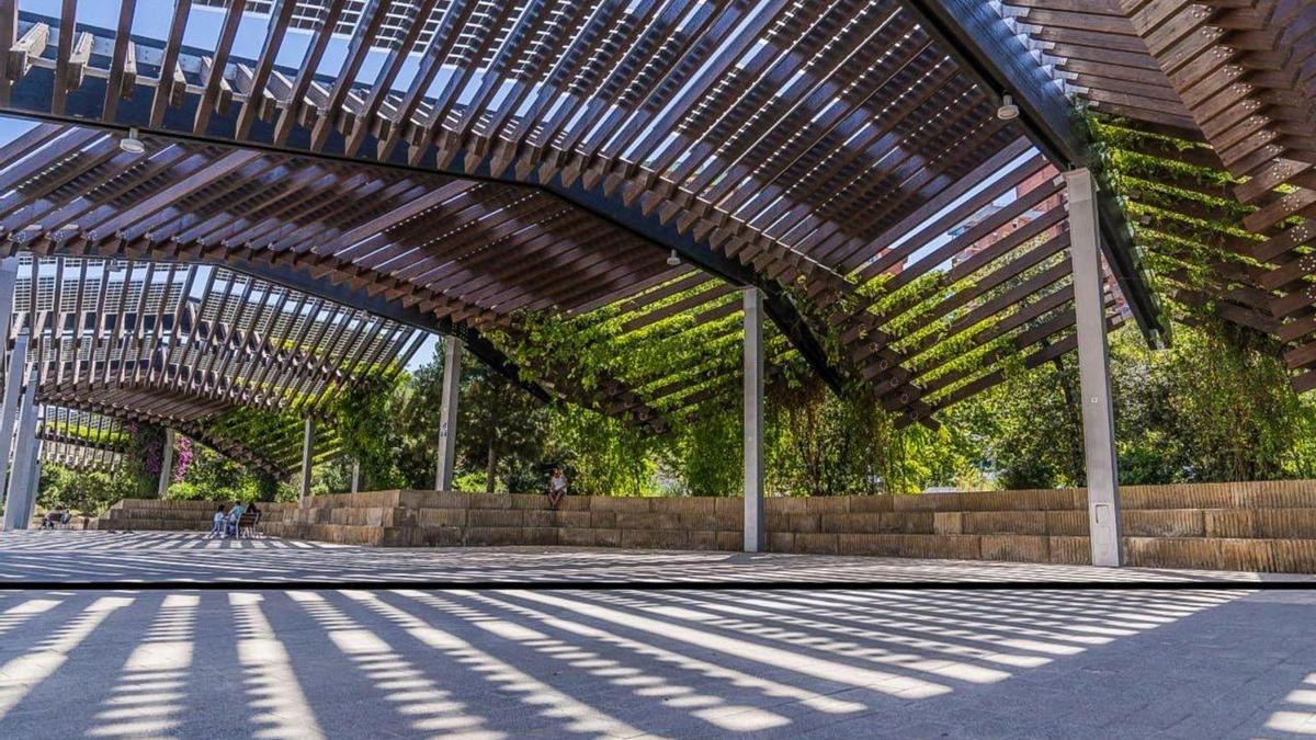La gran pèrgola fotovoltaica situada a la Ronda de Dalt de Barcelona. | AJUNTAMENT DE BARCELONA