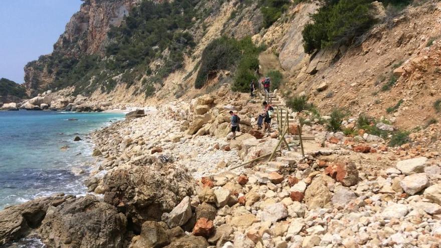 Los desprendimientos destrozan la cala de Ambolo