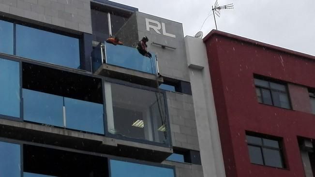 Caída de un ventanal en la calle Venegas