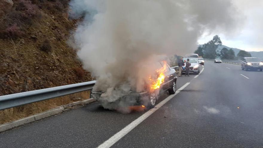 El vehículo, en llamas esta mañana en la autovía A-52. // Fdv