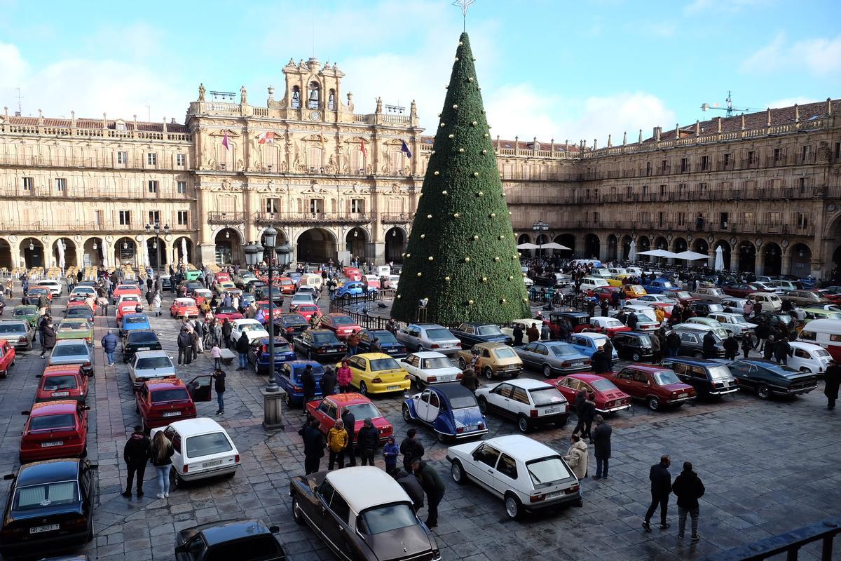 La solidaridad recorre las calles de Salamanca a bordo de coches clásicos