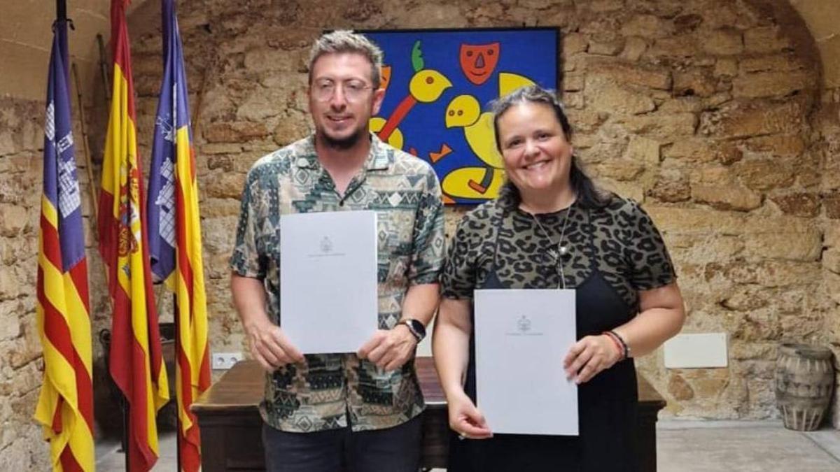 Lluís Casas i Núria Garcia han signat el conveni previ d'agermanament cultural