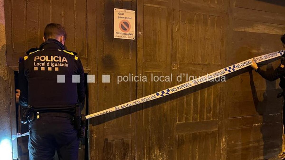 Els agents de la Policia Local d'Igualada van precintar l'habitatge que va intentar ser ocupat la nit de dissabte
