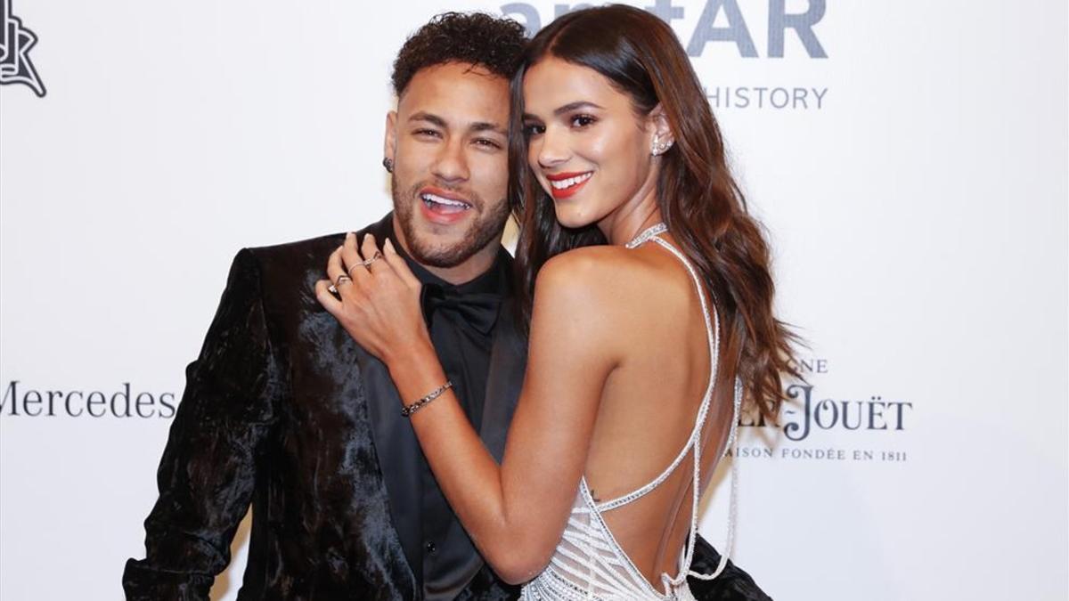 Neymar y Bruna Marquezine, a su llegada al evento benéfico de Amfar