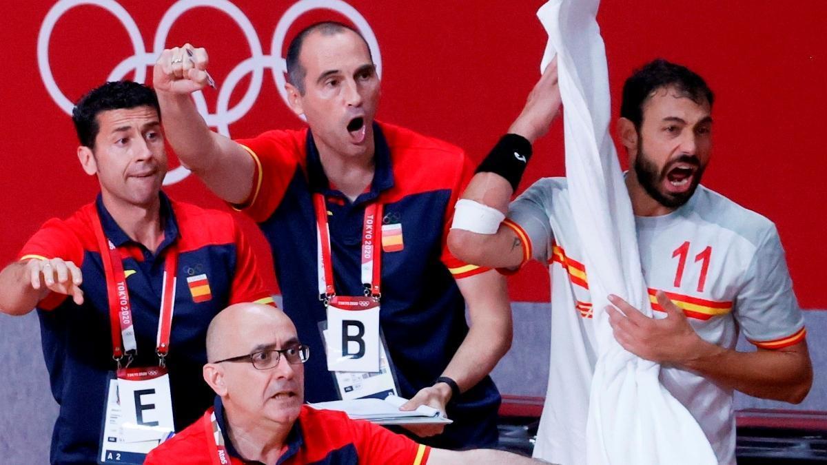 César Montes, en el centro, celebra una jugada.