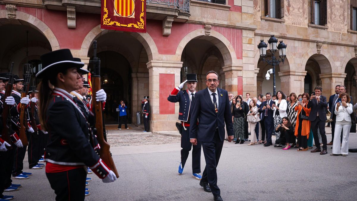 El nou president del Parlament, Josep Rull, passa revista a la guàrdia d'honor dels Mossos d'Esquadra