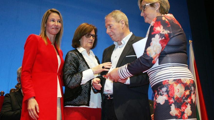 Ramiro Abelleiro, rodeado por sus dos hermanas, en las entrega del salmón de oro póstumo a su padre.