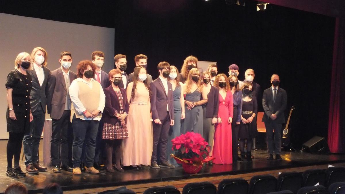 Alumnos y alumnas del IES Lucas Mallada de Huesca en la entrega de diplomas del Bachillerato Internacional.