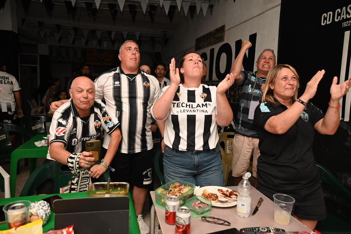 Los aficionados del CD Castellón siguen el partido contra el Almería en los bares de la ciudad