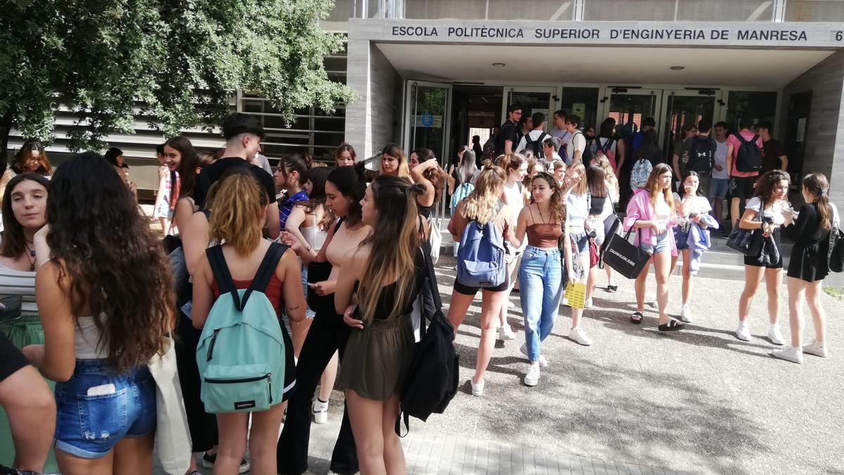 Alumnes de batxillerat a l&#039;exterior de l&#039;UPC de Manresa en la primera jornada de les PAU