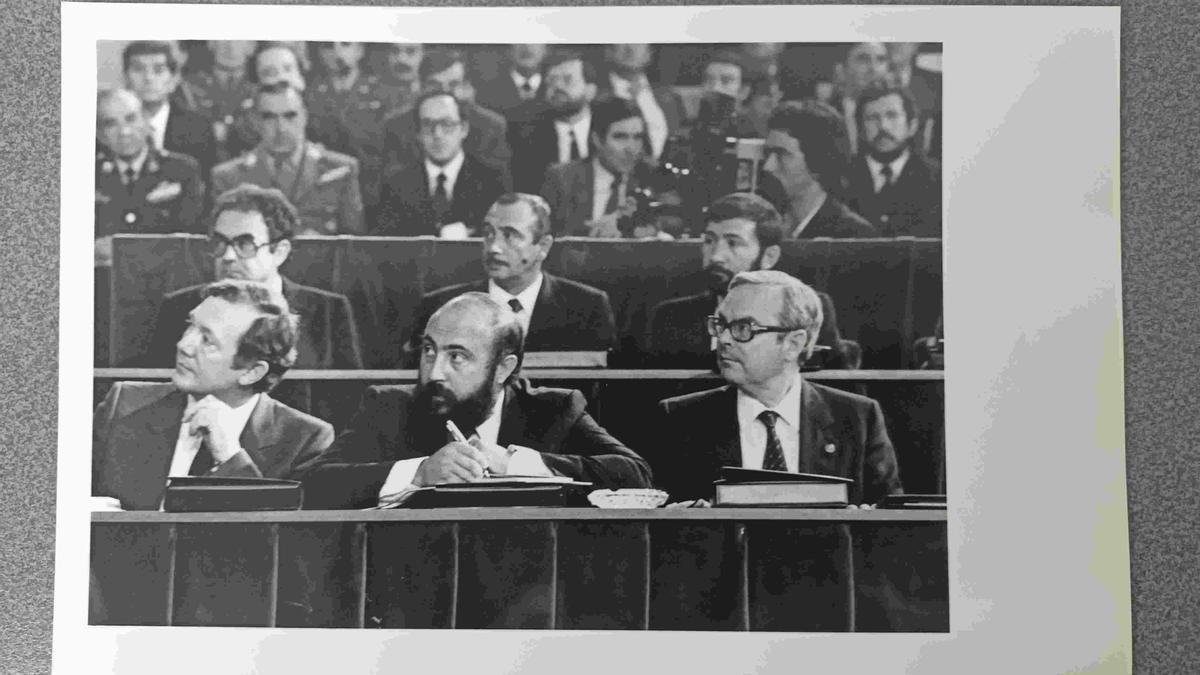 En los 80, en la constitución de las Cortes de Aragón con el presidente de la DGA Santiago Marraco (izda) y el alcalde Sainz de Varanda