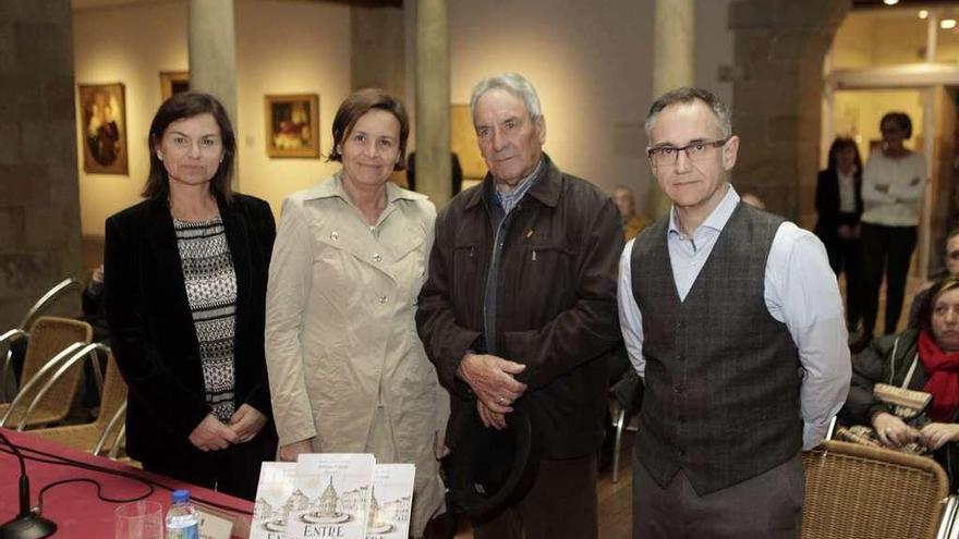 Por la derecha, Milio Rodríguez Cueto, Albino Suárez, Carmen Moriyón y Montserrat López, ayer.