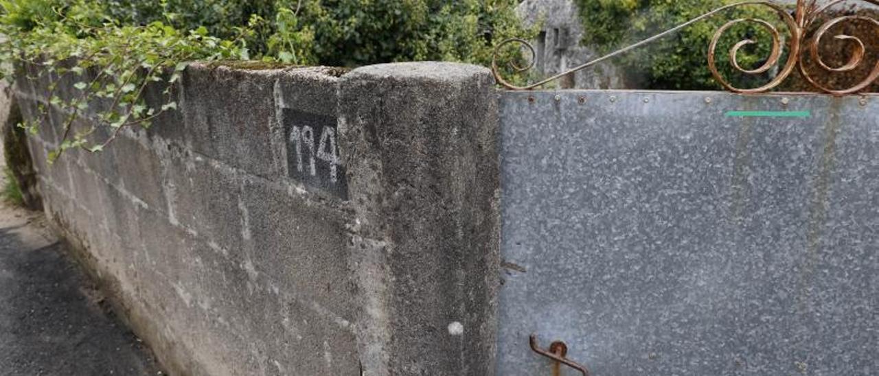 En el muro y el portal de entrada a la finca aún hay, pese a la limpieza,pequeños restos de sangre. |   // A.V.