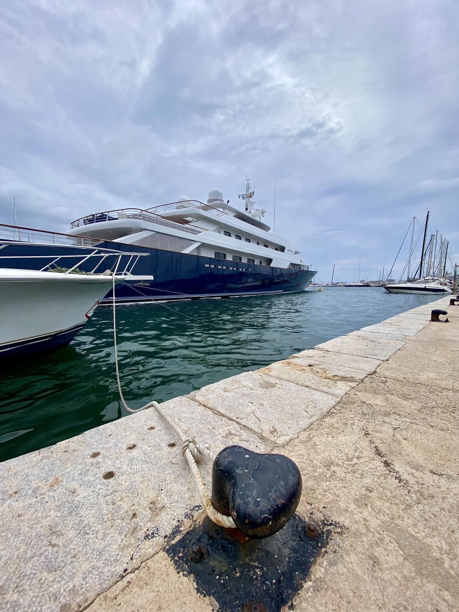 Zum Greifen nah: Die Megayacht "Limitless" in Palma de Mallorca
