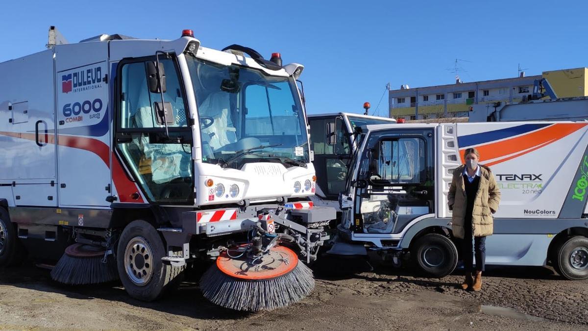 La concejala de Servicios junto a los nuevos vehículos de limpieza viaria