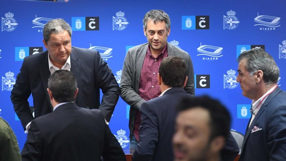 Xulio Ferreiro, alcalde de A Coruña, y Tino Fernández, presidente del Deportivo, escenificaron esta mañana en Riazor la firma de la ampliación del convenio suscrito por ambas entidades en el año 2000.