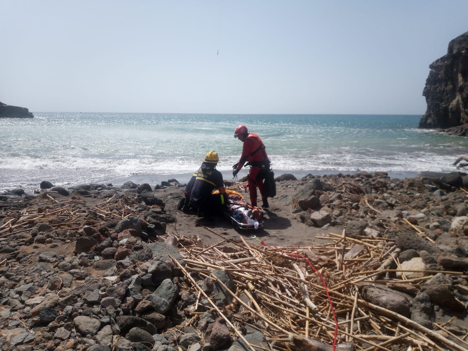 Una mujer sufre una caída en la playa de Tiritaña