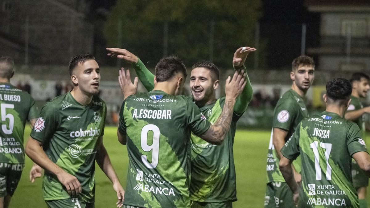 Los jugadores del Arenteiro celebran el primer gol de ayer.