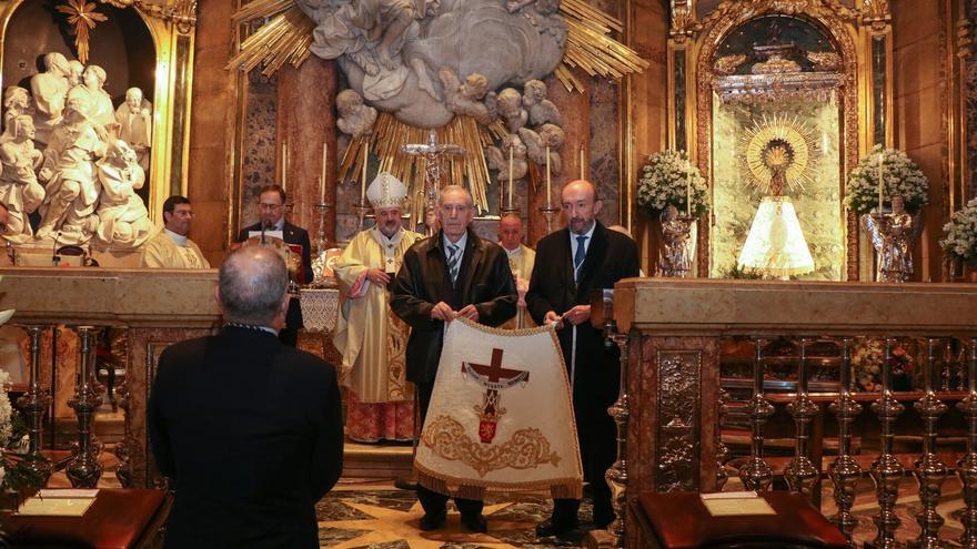 Donación de un manto a la Virgen del Pilar.