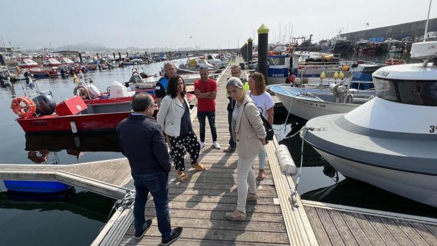 La presidenta de Portos, con la alcaldesa y representantes de la cofradía, en los pantanales de pesca.