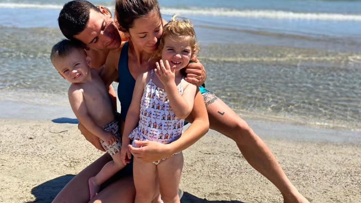 Jaime Lorente y Marta Goenaga con sus hijos