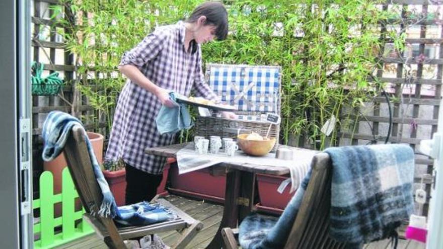 Mónica Iglesias, en la terraza de su domicilio madrileño preparando una de sus propuestas de catering.