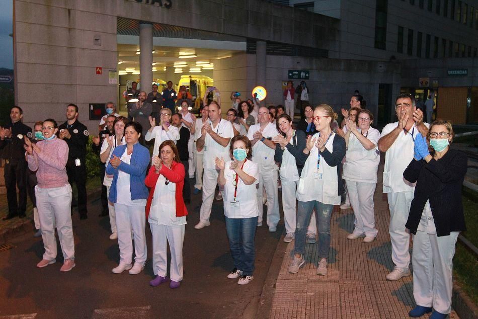 Sirenas y luces para aupar al personal sanitario de Ourense. // I. Osorio