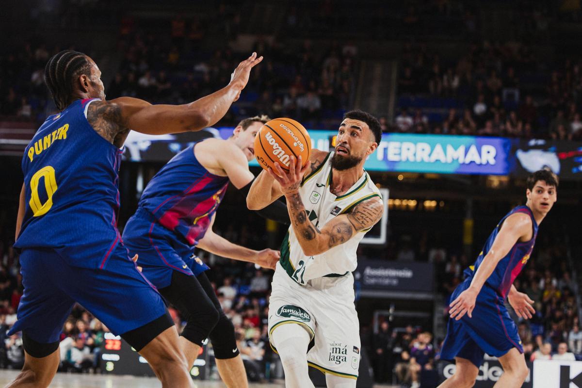 Chris Duarte en una penetreación ante el Barça.