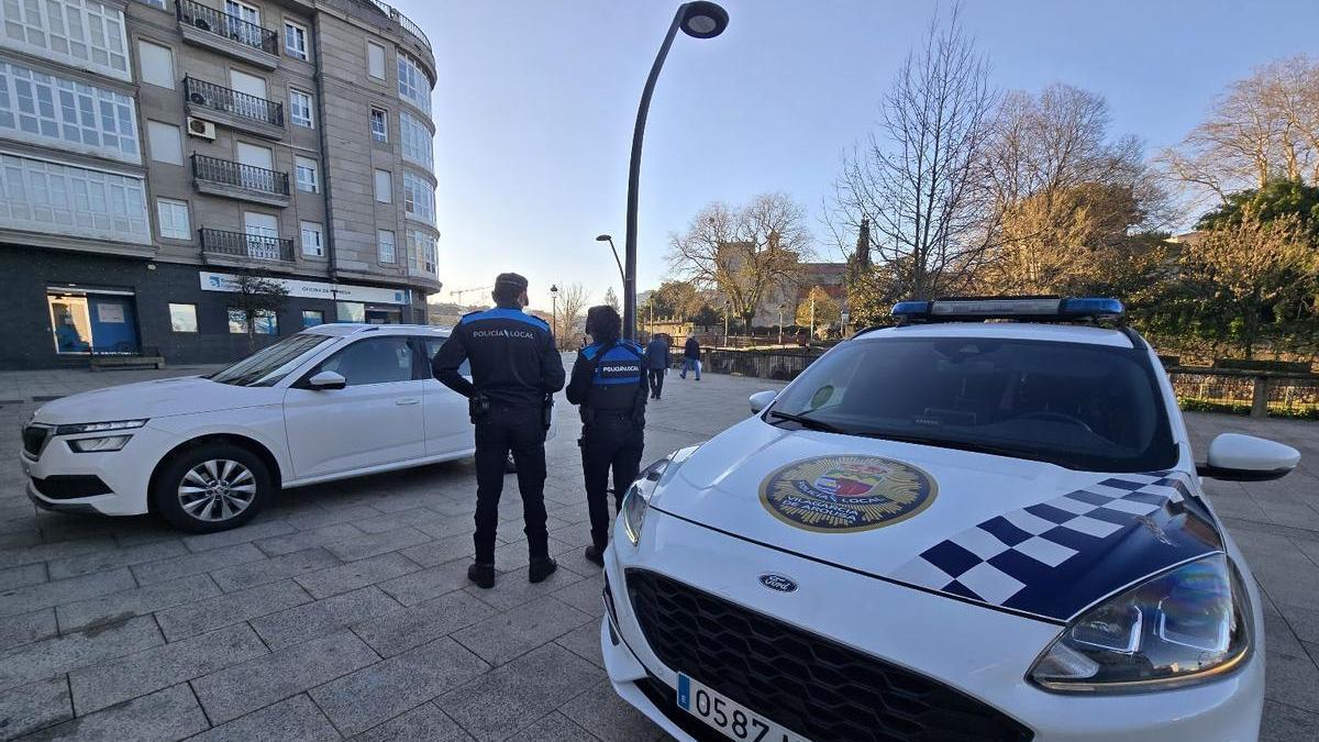 Agentes de la Policía de Vilagarcía en una intervención anterior.