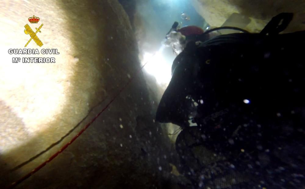 Inspeccionan la cueva des Pas de Vallgornera