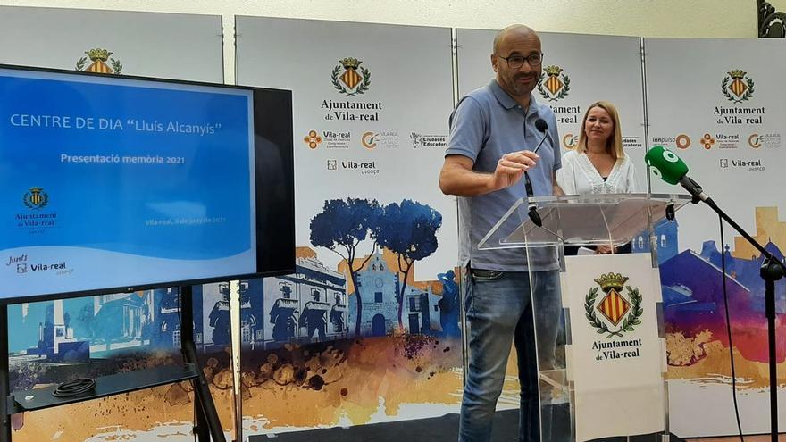 El trabajador social Jaume Agost y la concejala de  Sanidad de Vila-real, Silvia Gómez, han presentado el balance del centro de día Lluís Alcanyís del 2021.