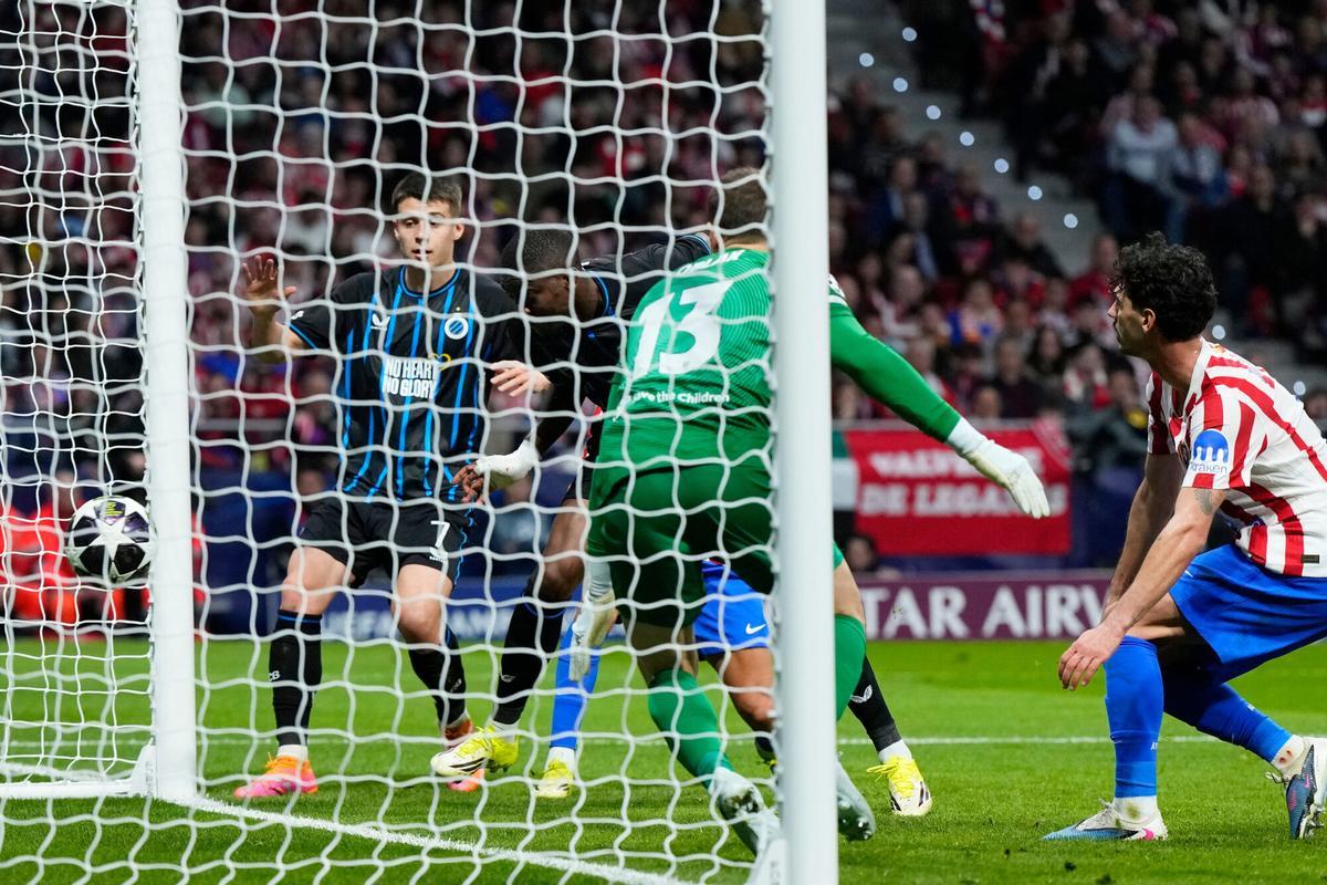 Joel Ordonez marca el gol del Brujas.