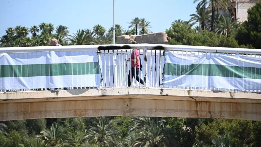 Acto vandálico en Elche: queman parte de la bandera de apoyo al equipo de fútbol de la pasarela del mercado
