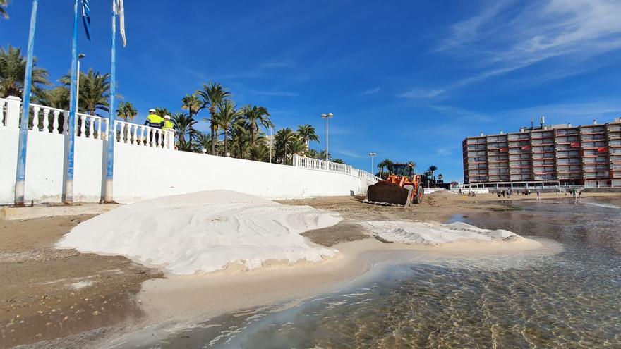 El Ministerio de Transición Ecológica repone 2.500 toneladas de arena en la playa de Los Locos tras los temporales