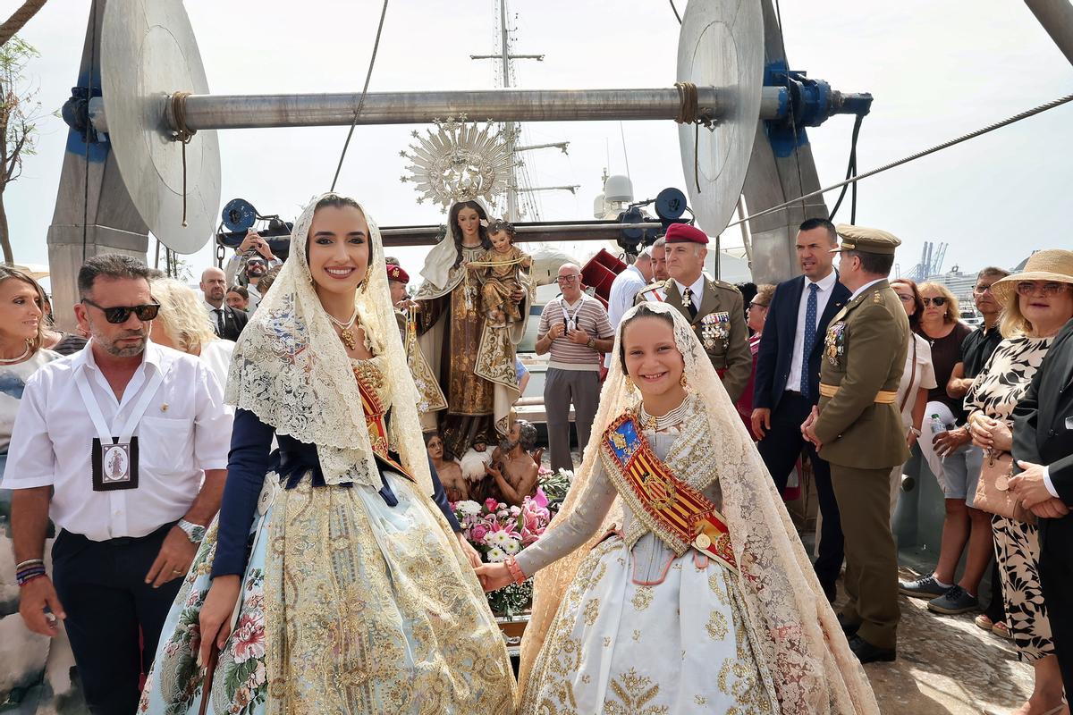 Carmen y Marta acompañan la procesión marinera del Carmen Carmen y Marta acompañan la procesión marinera del Carmen