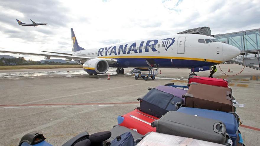 Dos aviones de Ryanair en Peinador, uno en plataforma y otro despegando.