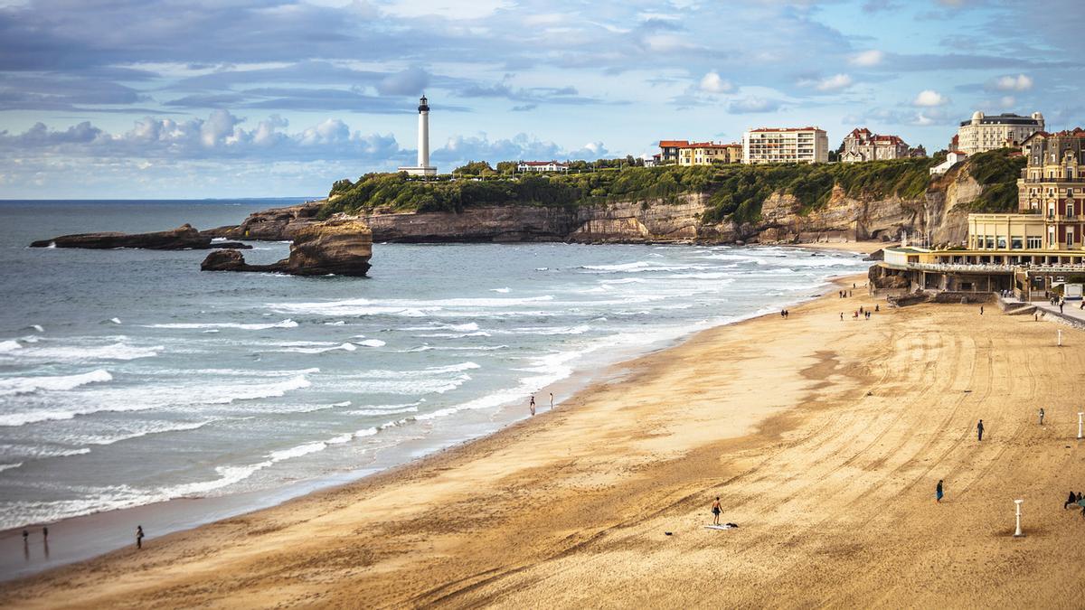 El histórico faro, al fondo de la Grande Plage.