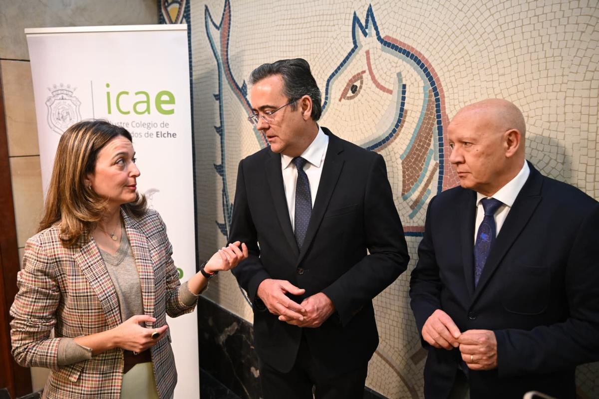 La consellera de Justicia Nuria Martínez con el decano del ICAE Diego García antes del Observatorio de Justicia