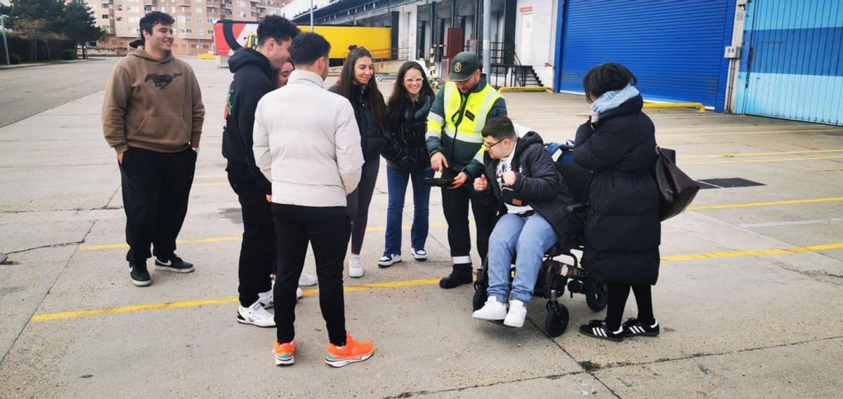 Guardia Civil muestra cómo se realiza un control de vehículos pesados | E. P.