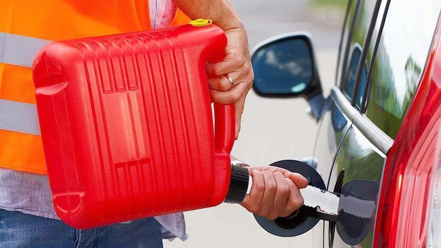 ¿Te pueden multar por quedarte sin gasolina en mitad de la carretera?