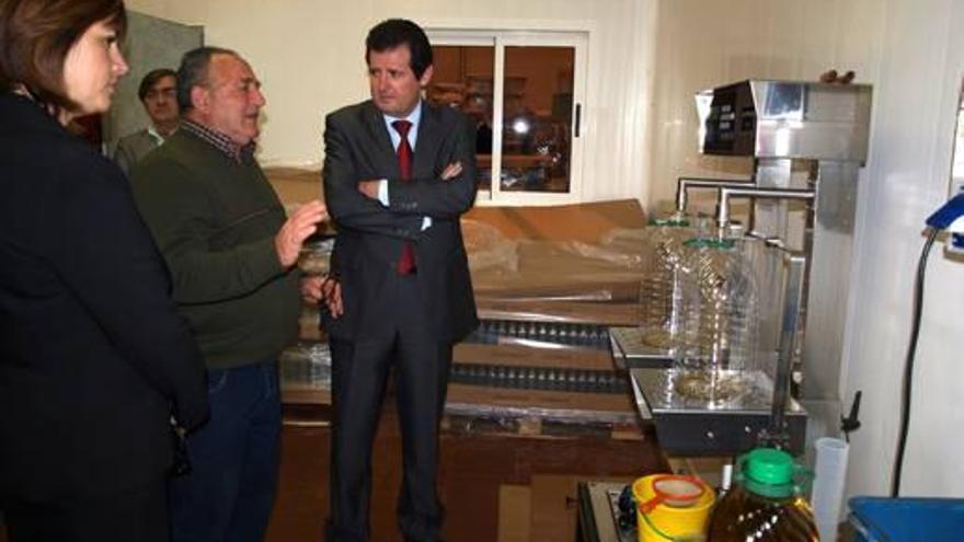 El vicepresidente del Consell, José Císcar, en una visita reciente a la almazara de Biar.