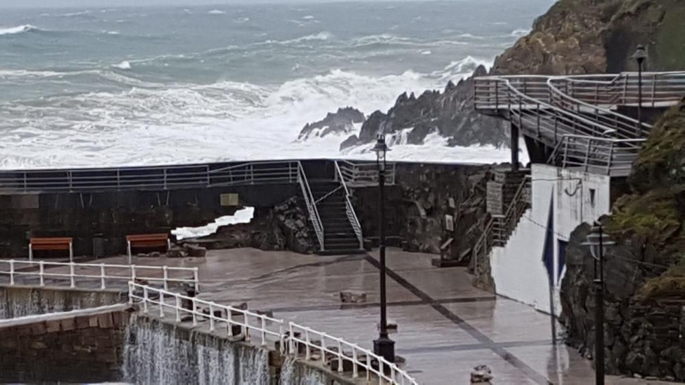 El oleaje causa destrozos en el puerto de Cudillero.