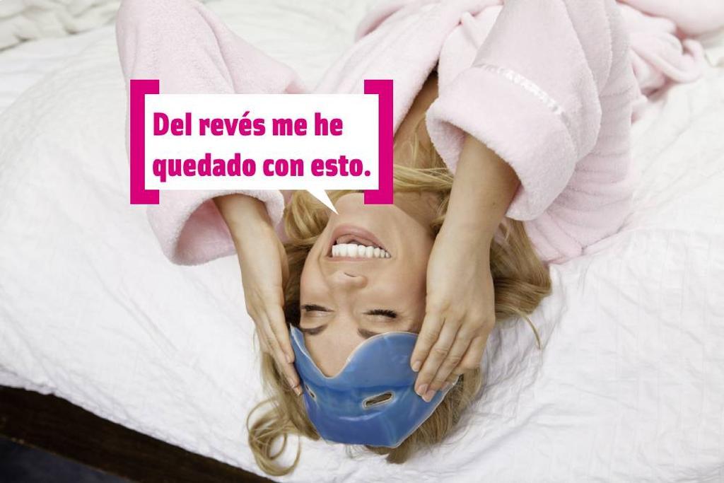Chica en la cama con antifaz de gel