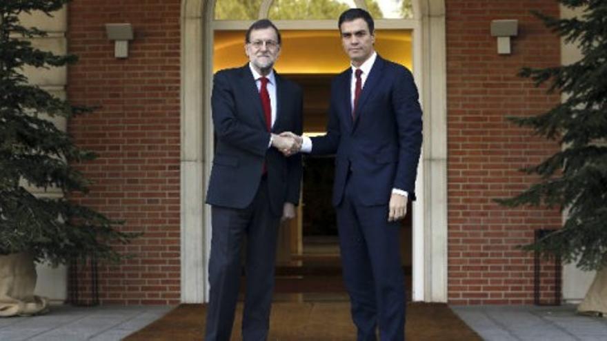 Rajoy recibe a  Sánchez en La Moncloa para ganarse su apoyo