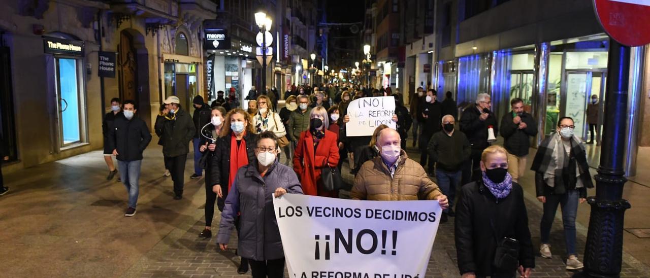 La manifestación, por la calle Enmedio de Castelló.