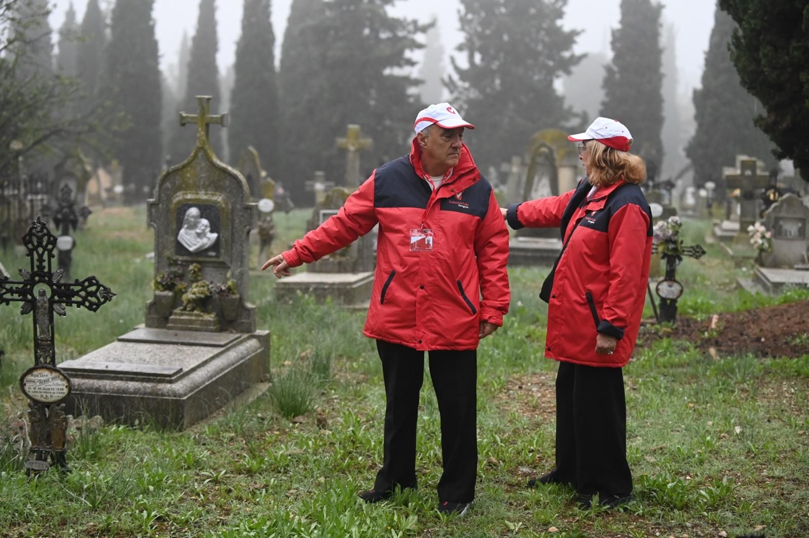 En imágenes | Así ha sido el Día de Todos los Santos en el cementerio de Torrero