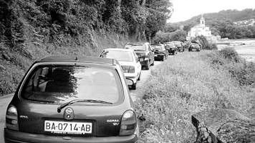 Vehículos parados ayer en la carretera que une Barru con Niembru.